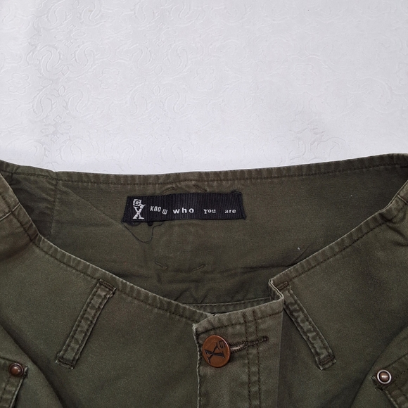 6 X Know Who You are Green Olive Shorts Size 9/10 - Picture 5 of 5